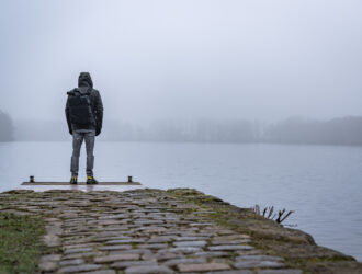Lars am Steg vor dem Torfmoorsee im Nebel.